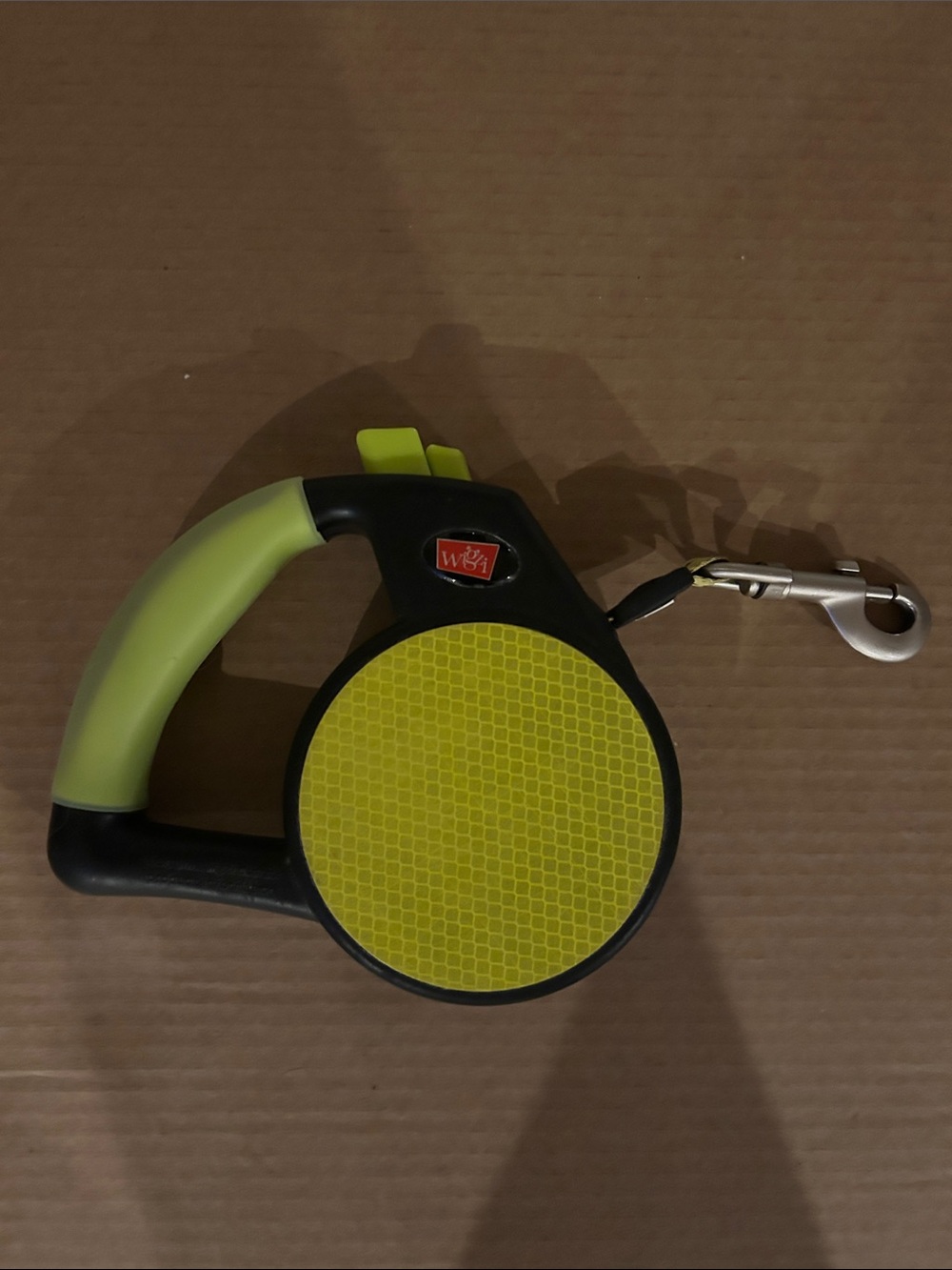 Retractable Dog Leash by Wigzi with Reflective Lime Disc & leash. No tangle